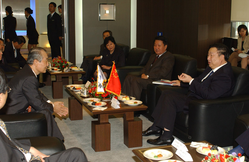 Wang Xudong, Chinese Minister of Information Industry, is shown experiencing SK Telecom`s video phone service.